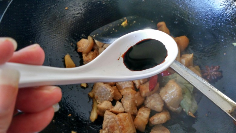 鹌鹑蛋烧肉,放入半勺<a style='color:red;display:inline-block;' href='/shicai/ 762'>老抽</a>,我这个酱油上色比较浓 所以不能多放。