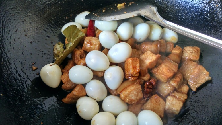 鹌鹑蛋烧肉,放入调料翻炒,然后放入鹌鹑蛋。