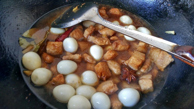 鹌鹑蛋烧肉,锅内倒入白开水,水要淹过肉。