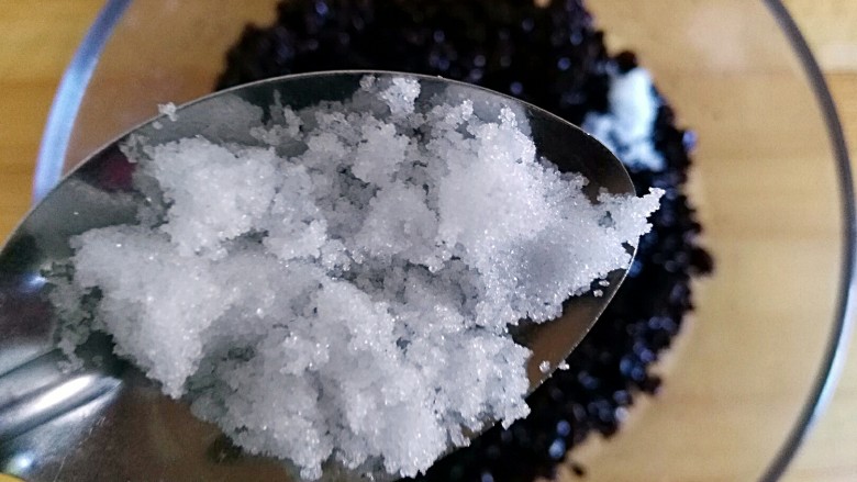 黑米雪花球,加入适量细砂糖(可以尝下米饭甜度适合,也可以不加糖)
朵妈偏爱甜食,加了几克糖