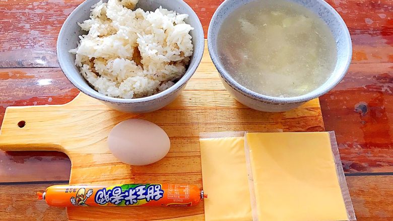 芝士火腿鸡蛋汤泡饭,首先我们准备好所有食材！
米饭是前一晚剩下的！
菜汤也是前一晚剩下的，如果你没有，可以用饮用水替代！
<a style='color:red;display:inline-block;' href='/shicai/ 437'>火腿肠</a>随你喜欢用哪一种，我这里用的是有玉米粒的！