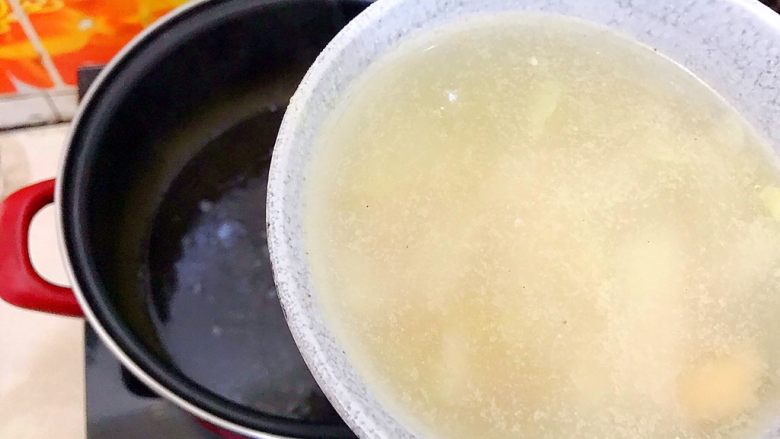 芝士火腿鸡蛋汤泡饭,水开后倒入菜汤!