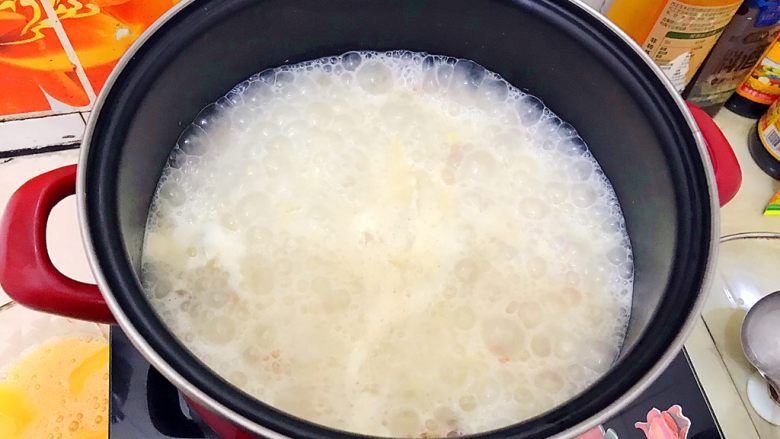 芝士火腿鸡蛋汤泡饭,煮两分钟,让芝士的味道能够融入每一粒米饭!