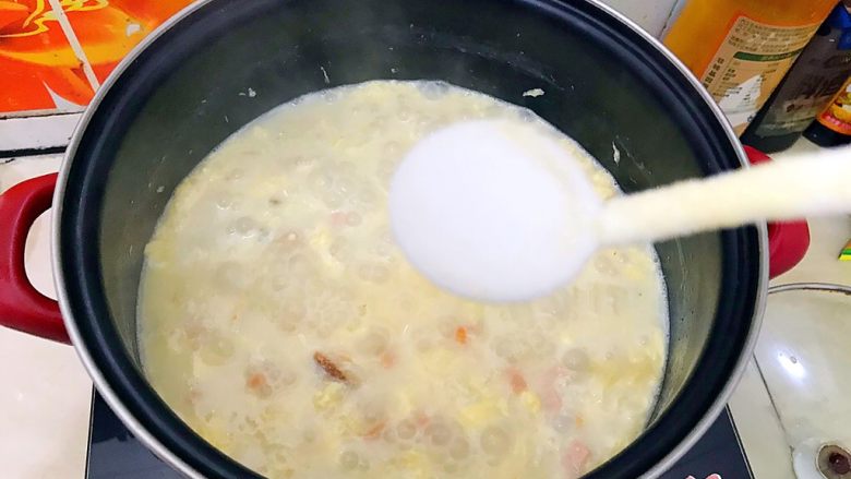 芝士火腿鸡蛋汤泡饭,加少量盐,由于芝士片本来就是有点咸味的,所以盐不用加太多!