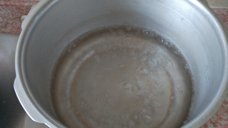 什锦瘦肉粥,锅里煮粥的水烧开,一定烧开