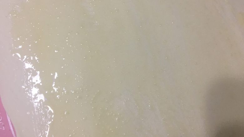 一次性发酵简单易做葱花卷,涂上食用油,撒一点盐巴,要细盐哦,撒均匀