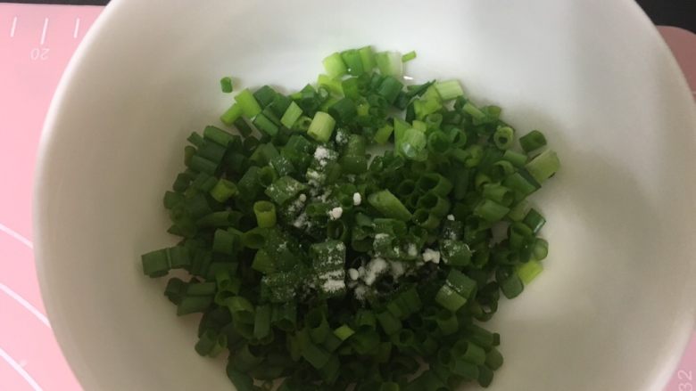 一次性发酵简单易做葱花卷,加一点食用小苏打,可以让葱蒸的时候保持绿色