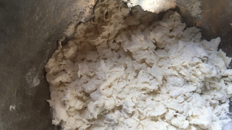 一次性发酵简单易做葱花卷,慢慢加入水,用筷子搅拌成絮状