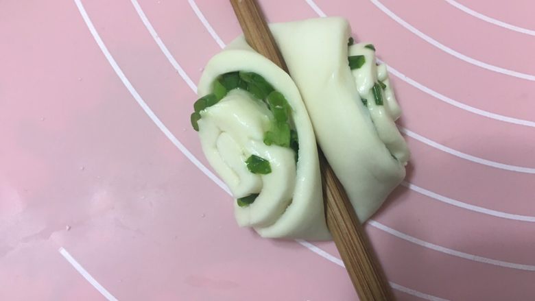 一次性发酵简单易做葱花卷,用筷子中间压到底即可