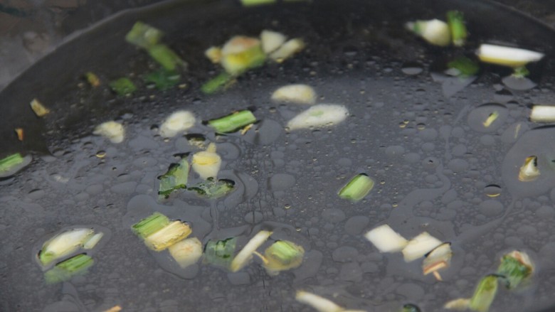 鸡蛋西红柿菠菜汤,倒入水