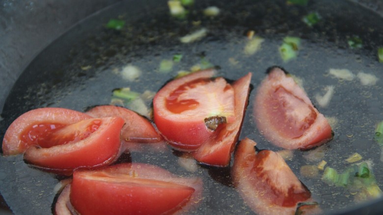 鸡蛋西红柿菠菜汤,加入西红柿