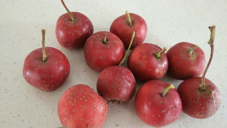 迷你糖葫芦,准备<a style='color:red;display:inline-block;' href='/shicai/ 599'>山楂</a>。