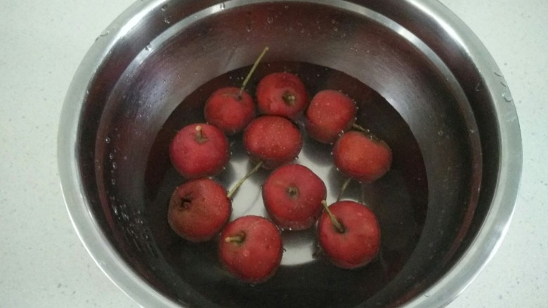 迷你糖葫芦,加清<a style='color:red;display:inline-block;' href='/shicai/ 156925'>水</a>浸泡5分钟。