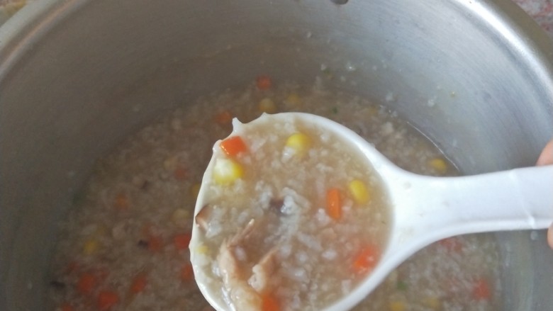 什锦瘦肉粥,粥就煮好了,不稀不稠,看着就想喝呢,如果加蔬菜时有点干了可以加开水