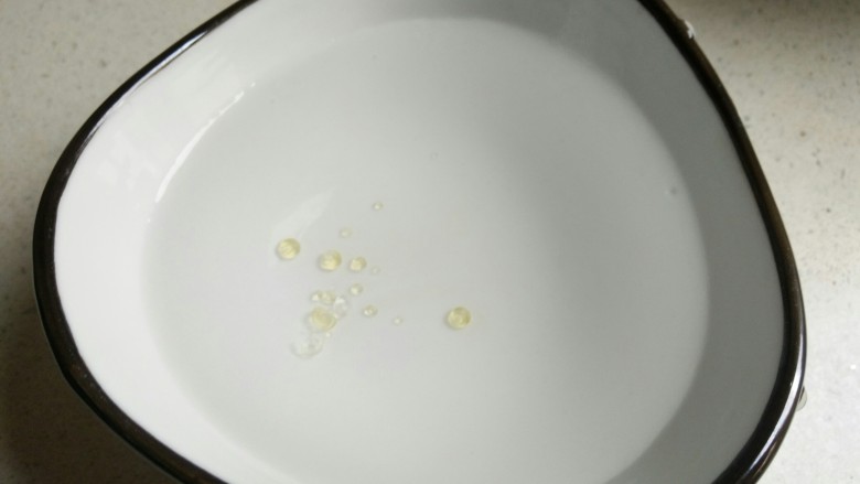 迷你糖葫芦,可以往装冷水的碗里,滴几滴融化的糖,如果吃起来粘牙就需要再继续熬;如果吃起来比较嘎嘣脆,就是可以了。