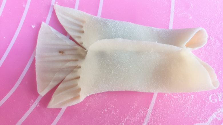 金鱼蒸饺(酸菜油脂拉馅),用剪子在尾巴处剪两刀,如图。