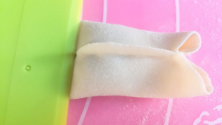 金鱼蒸饺(酸菜油脂拉馅),左侧总刮板按压,也可以用右手的外侧按压。要按压紧,不然馅容易溢出。