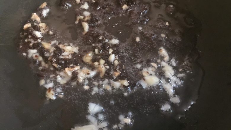 金鱼蒸饺(酸菜油脂拉馅),炒锅置火上,倒入油,放入姜末蒜末,炒香豆豉。
