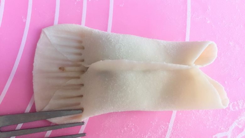 金鱼蒸饺(酸菜油脂拉馅),用刮板活着叉子按压左侧,作为鱼的尾巴。