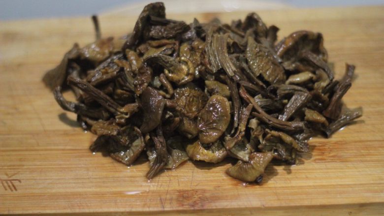 山蘑炒土豆 私房秘籍,一定要把蘑菇根剪掉,炒不熟也不干净。