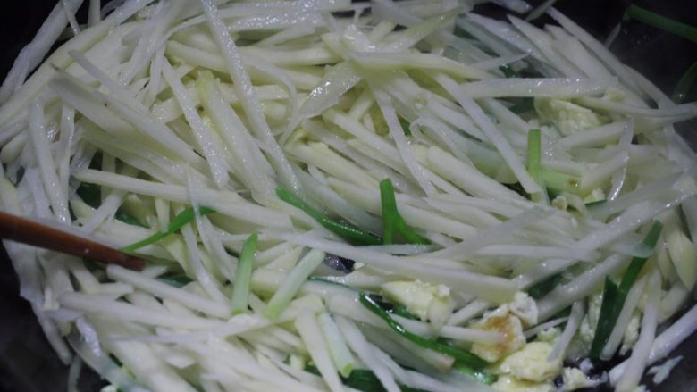 山蘑炒土豆 私房秘籍,闻到香葱的香味了下土豆丝,改中火。