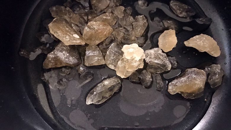 蜂蜜琥珀核桃仁——松脆又补脑,不粘锅里放入30克水10克油和碎冰糖(冰糖一定要敲碎些)