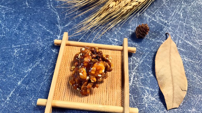 蜂蜜琥珀核桃仁——松脆又补脑,完全凉透后又脆又香的琥珀核桃仁就完成了,要密封好保存哦