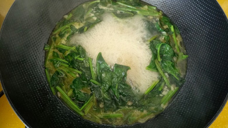 菠菜鸡蛋汤,锅中水沸腾时,放入打好的蛋液。