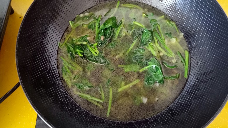 菠菜鸡蛋汤,锅中放适量水。加入适量盐,搅拌一下。