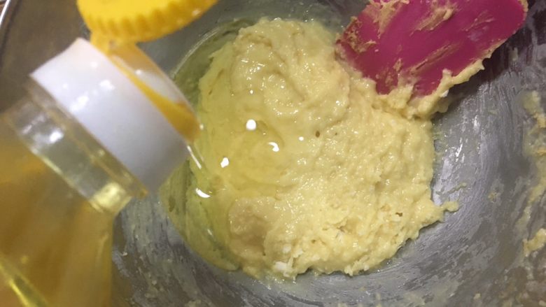 卡通甜甜圈蛋糕(烤箱版),倒入食用油,如果是黄油,提前融化黄油倒入即可;