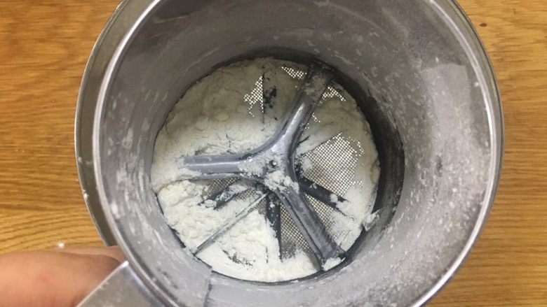 卡通甜甜圈蛋糕(烤箱版),筛入所有的粉类
