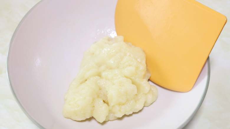 麻糍蜜豆萝卜餐包,蒸好后揭去保鲜膜,放凉至不烫手,用刮板(或刮刀或戴上一次性手套操作)将麻糍揉匀,然后套上保鲜膜防止麻糍变干,放一旁待用