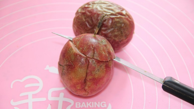 百香果柠檬蜂蜜饮,如图用水果刀将顶盖切掉(以前我都是对半切,好多汁都流出来了,太浪费)