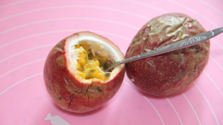 百香果柠檬蜂蜜饮,如图,用勺子将果汁果肉舀出放到杯中(这个方法是不是很好操作啊)