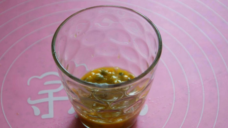 百香果柠檬蜂蜜饮,如图,百香果果汁果肉全都在杯中了(根据个人口味多少可自己把控)