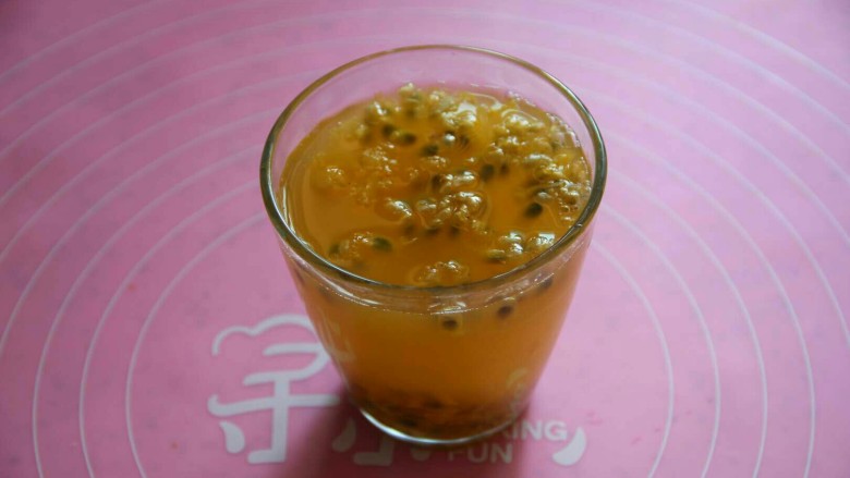 百香果柠檬蜂蜜饮,如图将蜂蜜水倒入杯中(此时蜂蜜水已比之前要凉些)