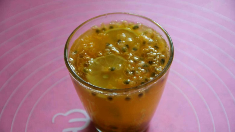 百香果柠檬蜂蜜饮,如图将柠檬片加入杯中,根据口味可多可少