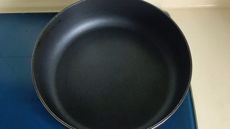 双脆时蔬,热锅冷油,放适量油