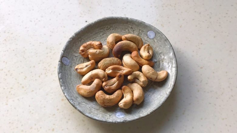 双脆时蔬,准备好熟腰果仁,生的就需要低温炸熟备用了
