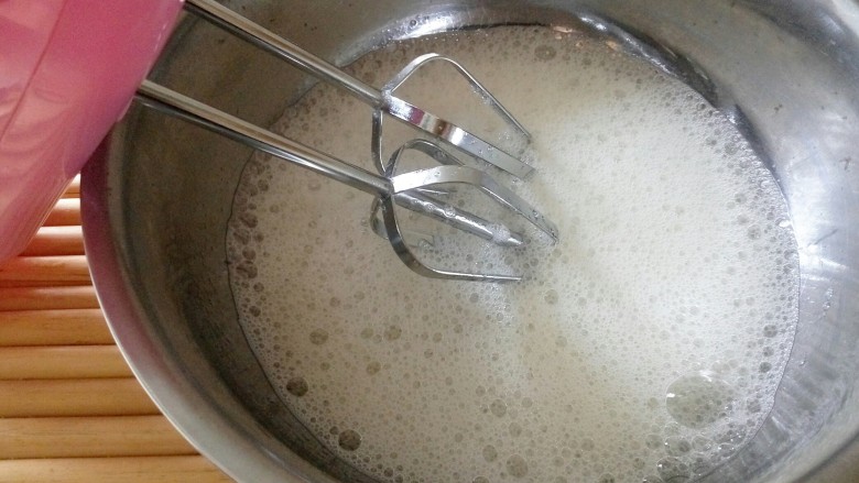 家有烤箱+肉松小蛋糕,蛋清加几滴柠檬汁或白醋,高速搅打出大泡泡,第一次放入三分之一的白糖继续搅打,泡泡细腻时第二次放入白糖,继续搅打出纹路,放入剩余的白糖,继续搅打到提前打蛋器拉出小尖即可,如下图