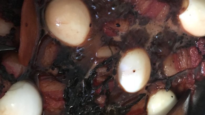 纯苏式懒人红烧肉
,半小时后我们把鸡蛋放入 将葱段取走 到入砂锅开始慢慢炖上一小时 如果说半小时后锅子里水干了稍微加一点