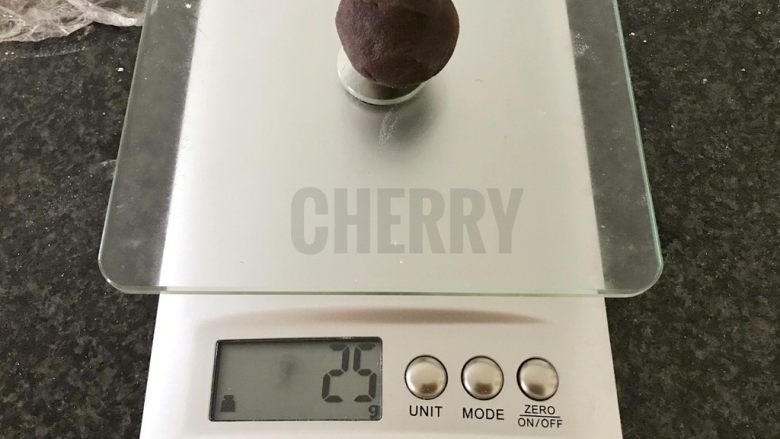 #家有烤箱#黑芝麻豆沙面包,在醒发面团的同时,我们将豆沙搓成丸子,每个25g左右,