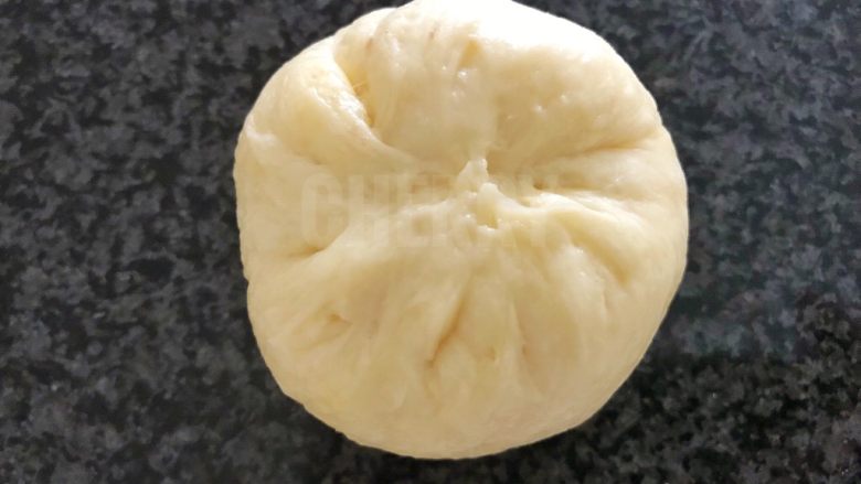 #家有烤箱#黑芝麻豆沙面包,像包包子一样捏紧,
