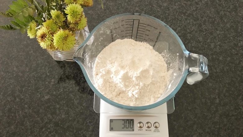 #家有烤箱#黑芝麻豆沙面包,准备食材,300g面包粉,