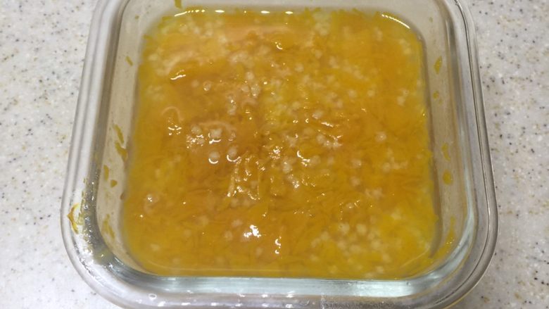南瓜小米猫咪面包,刚煮好的无糖南瓜小米粥。取185g,放凉。