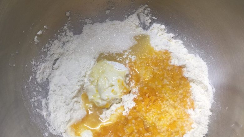 南瓜小米猫咪面包,将a材料全部放入厨师机桶,揉至扩展阶段。