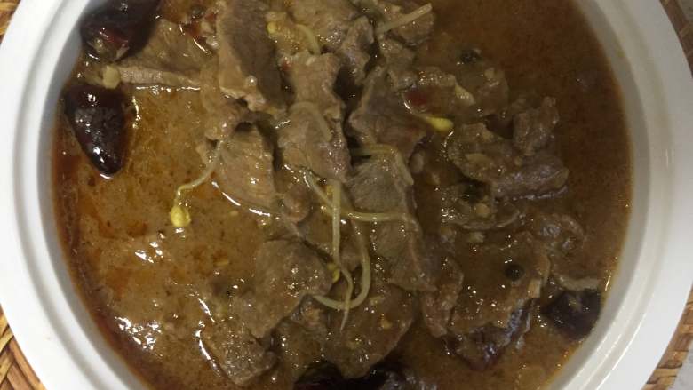 水煮牛肉,然后将锅中的汤汁用勺子浇在牛肉上,要露出部分牛肉。