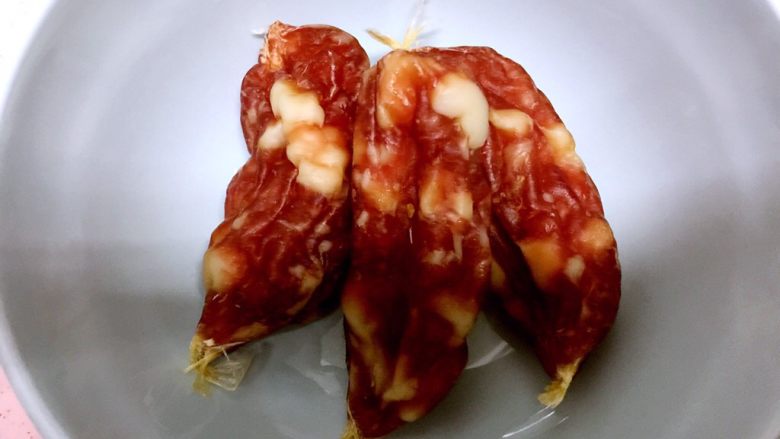 腊肠粒黄金炒饭,腊肠,自己亲戚做的,好吃安全。
<a style='color:red;display:inline-block;' href='/shicai/ 8908'>广式腊肠</a>和那种熏肉腊肠不一样哦。