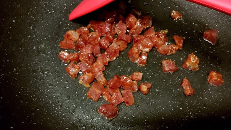 腊肠粒黄金炒饭,煎至变透明且出油,沥油捞起