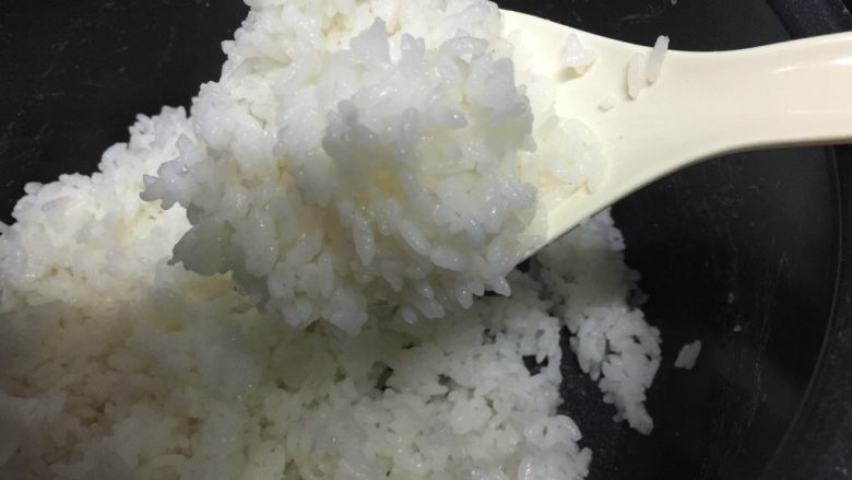 腊肠粒黄金炒饭,二人份的剩<a style='color:red;display:inline-block;' href='/shicai/ 507'>米饭</a>,凉透的哦